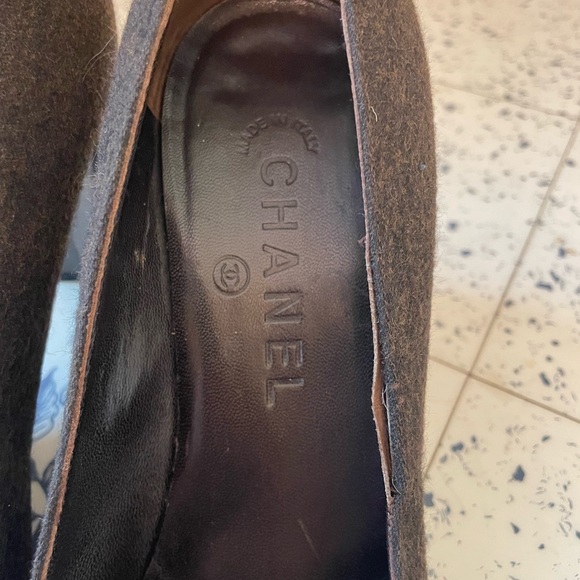 Chanel Interlocking CC Logo Pumps - Dark Chocolate Brown Suede - Picture 5 of 10
